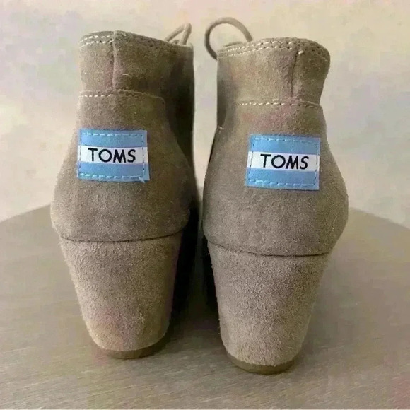 TOMS 8 WOMENS TAN WEDGE ANKLE BOOTIE Faux Suede Preppy Fall Hipster Girly Shoes - Picture 5 of 11